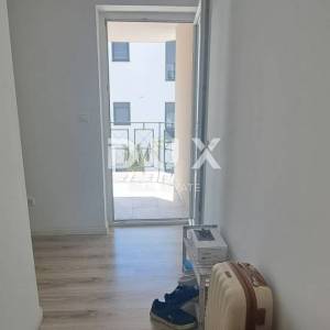 CRIKVENICA - Moderan stan u Crikvenici, 100 m od mora, terasa i pogled na more
