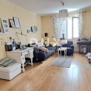 CRIKVENICA - Prostran obiteljski stan s  okućnicom, 450 m od mora
