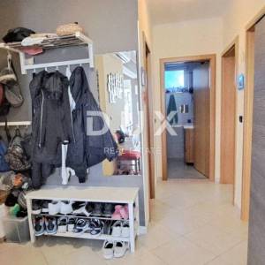 CRIKVENICA - Prostran obiteljski stan s  okućnicom, 450 m od mora