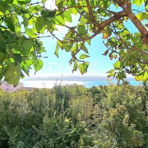 CRIKVENICA - Prostran obiteljski stan s  okućnicom, 450 m od mora