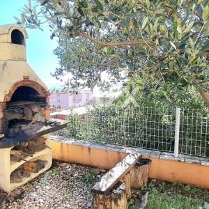 CRIKVENICA - Prostran obiteljski stan s  okućnicom, 450 m od mora