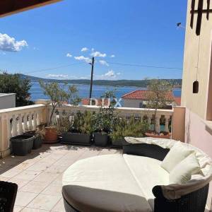 CRIKVENICA - Prostrani stan s terasom, garažom i dva parkirna mjesta