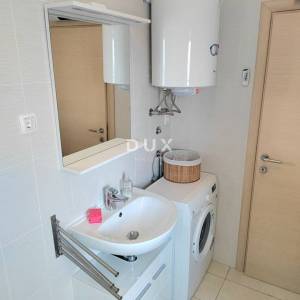 CRIKVENICA - Prvi red do mora, moderno uređen apartman u srcu Crikvenice