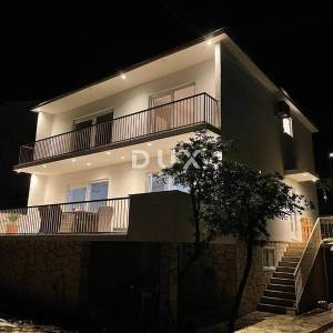 CRIKVENICA - samostojeća kuća u širem centru Crikvenice s pogledom na more