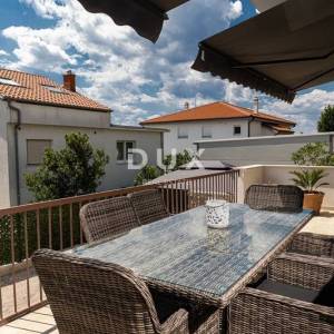 CRIKVENICA - samostojeća kuća u širem centru Crikvenice s pogledom na more