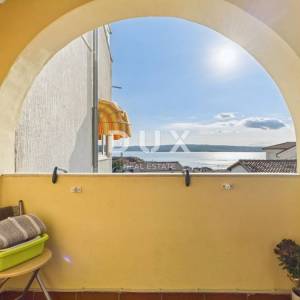 CRIKVENICA, SELCE - Sunčan stan s balkonom i panoramskim pogledom na more 