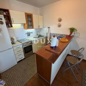 CRIKVENICA - stan 87 m2, 2S+DB, UDALJEN SAMO 50 METARA OD PLAŽE! PRILIKA! HITNA PRODAJA!
