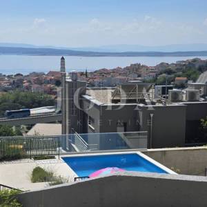 Crikvenica – Stan sa okućnicom ,garažnim mjestom i bazenom 