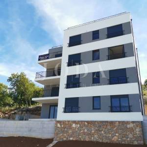 Crikvenica – Stan sa okućnicom ,garažnim mjestom i bazenom 