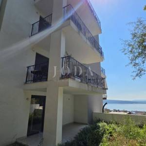 Crikvenica – Stan sa okućnicom ,garažnim mjestom i bazenom 