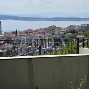 Crikvenica – Stan sa okućnicom ,garažnim mjestom i bazenom 