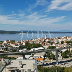 Crikvenica – Stan sa okućnicom ,garažnim mjestom i bazenom 