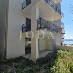 Crikvenica – Stan sa okućnicom ,garažnim mjestom i bazenom 
