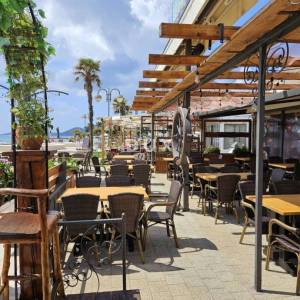 DALMACIJA, VODICE - Ekskluzivna nekretnina na rivi, kuća s restoranom u 1. redu do mora