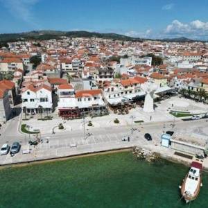 DALMACIJA, VODICE - Ekskluzivna nekretnina na rivi, kuća s restoranom u 1. redu do mora