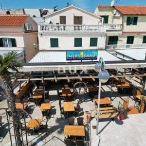 DALMACIJA, VODICE - Ekskluzivna nekretnina na rivi, kuća s restoranom u 1. redu do mora
