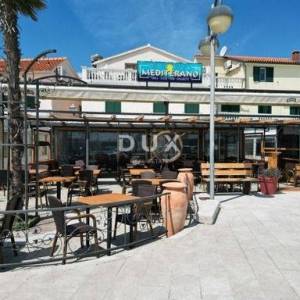 DALMACIJA, VODICE - Ekskluzivna nekretnina na rivi, kuća s restoranom u 1. redu do mora