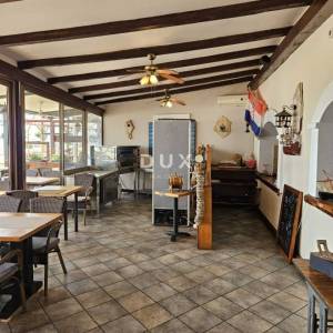 DALMACIJA, VODICE - Ekskluzivna nekretnina na rivi, kuća s restoranom u 1. redu do mora