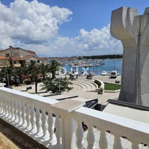 DALMACIJA, VODICE - Ekskluzivna nekretnina na rivi, kuća s restoranom u 1. redu do mora
