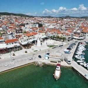 DALMACIJA, VODICE - Ekskluzivna nekretnina na rivi, kuća s restoranom u 1. redu do mora