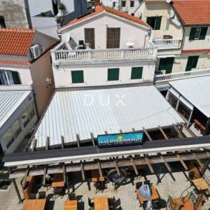 DALMACIJA, VODICE - Ekskluzivna nekretnina na rivi, kuća s restoranom u 1. redu do mora