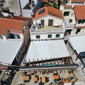 DALMACIJA, VODICE - Ekskluzivna nekretnina na rivi, kuća s restoranom u 1. redu do mora