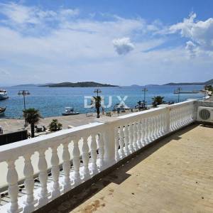 DALMACIJA, VODICE - Ekskluzivna nekretnina na rivi, kuća s restoranom u 1. redu do mora
