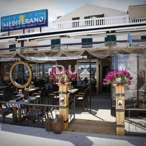 DALMACIJA, VODICE - Ekskluzivna nekretnina na rivi, kuća s restoranom u 1. redu do mora