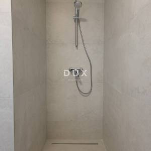 DALMACIJA, VODICE - Luksuzni penthouse s krovnom terasom od 85 m², 500m od mora