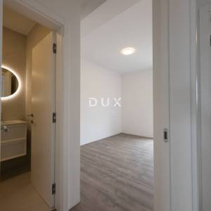 DALMACIJA, VODICE - Luksuzni penthouse s krovnom terasom od 85 m², 500m od mora