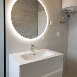 DALMACIJA, VODICE - Luksuzni penthouse s krovnom terasom od 85 m², 500m od mora