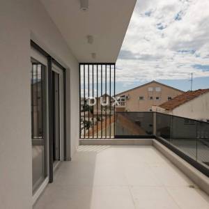 DALMACIJA, VODICE - Luksuzni penthouse s krovnom terasom od 85 m², 500m od mora
