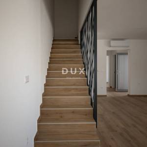 DALMACIJA, VODICE - Moderna dvoetažna kuća "Azura" s bazenom