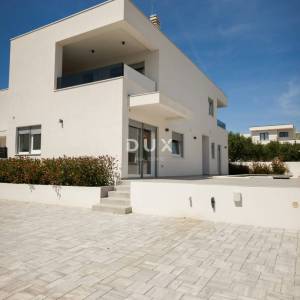 DALMACIJA, VODICE - Moderna dvoetažna kuća "Azura" s bazenom