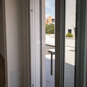 DALMACIJA, VODICE - Moderna dvoetažna kuća "Azura" s bazenom
