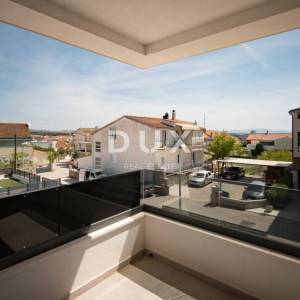 DALMACIJA, VODICE - Moderna dvoetažna kuća "Azura" s bazenom