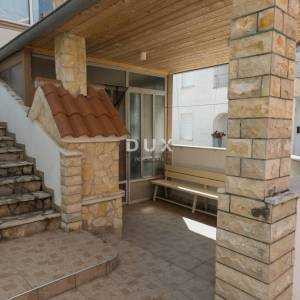 DALMACIJA, VODICE - Šarmantan prizemni stan (2 u 1) u blizini mora