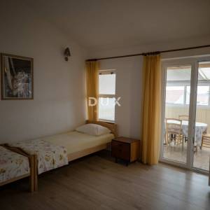 DALMACIJA, VODICE - Stan na katu s pogledom na more