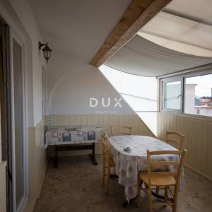 DALMACIJA, VODICE - Stan na katu s pogledom na more