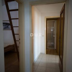 DALMACIJA, VODICE - Stan na katu s pogledom na more