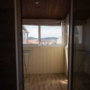 DALMACIJA, VODICE - Stan na katu s pogledom na more