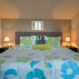 DALMACIJA, VODICE - Villa "Morgenrød" s velikim dvorištem i 4 apartmana