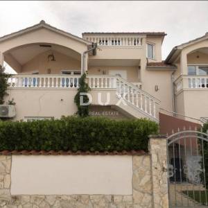 DALMACIJA, VODICE - Villa "Morgenrød" s velikim dvorištem i 4 apartmana