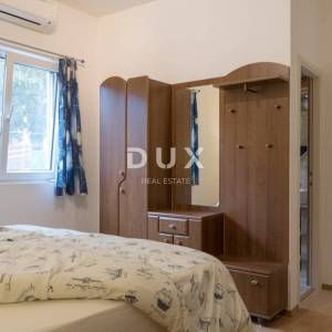 DALMACIJA, VODICE - Villa "Morgenrød" s velikim dvorištem i 4 apartmana