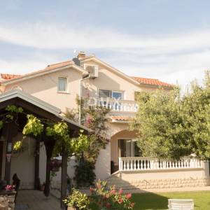 DALMACIJA, VODICE - Villa "Morgenrød" s velikim dvorištem i 4 apartmana