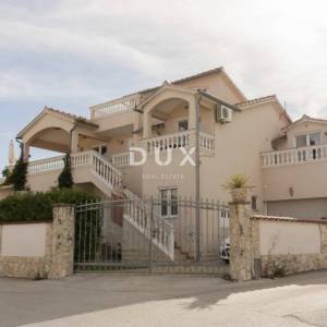DALMACIJA, VODICE - Villa "Morgenrød" s velikim dvorištem i 4 apartmana