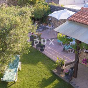 DALMACIJA, VODICE - Villa "Morgenrød" s velikim dvorištem i 4 apartmana
