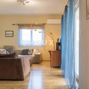 DALMACIJA, VODICE - Villa "Morgenrød" s velikim dvorištem i 4 apartmana