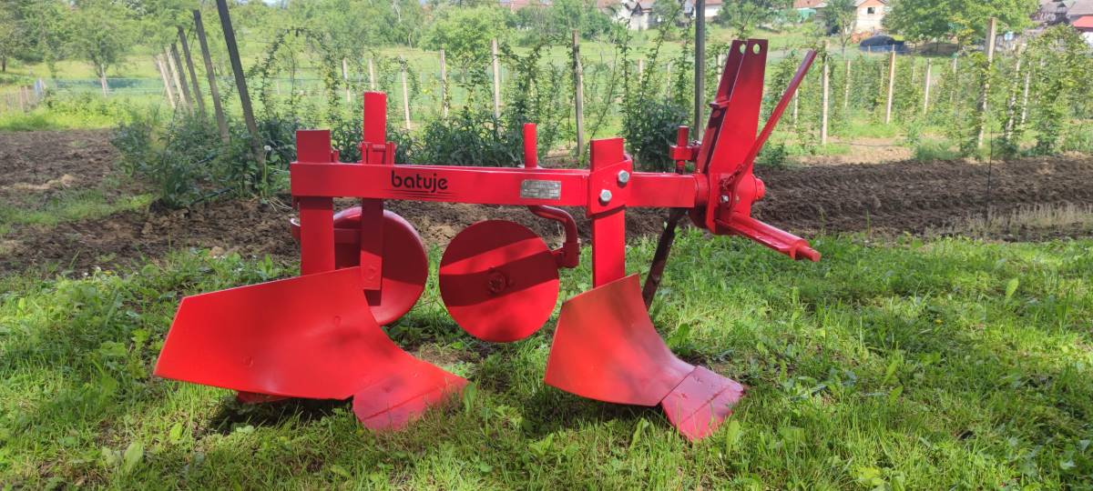 Dvobrazni plug Batuje 8 cola za traktor Tomo Vinković Iseki Kubota