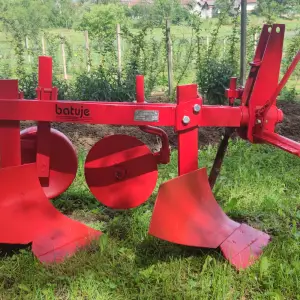 Dvobrazni plug Batuje 8 cola za traktor Tomo Vinković Iseki Kubota